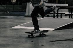 开云APP-银箭与红魔的生死时速，汉密尔顿，那道划破黑夜的烈焰
