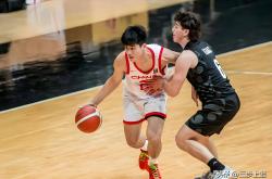 开云体育直播-燃情之战！球员们在国际比赛中斗志昂扬