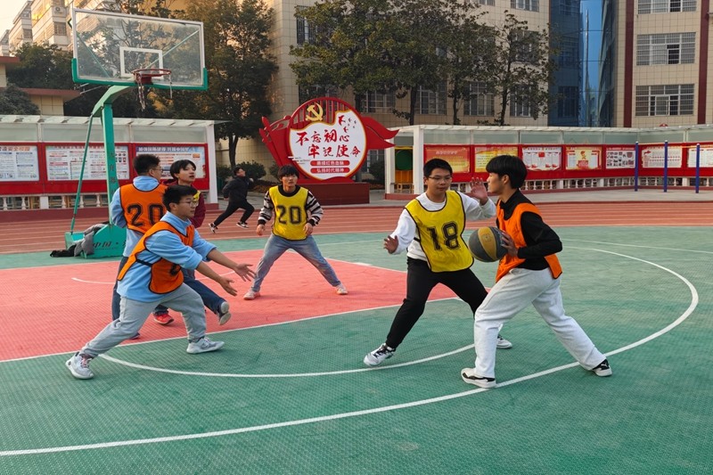 球队士气高昂，迎战对手展现出色队员默契的简单介绍