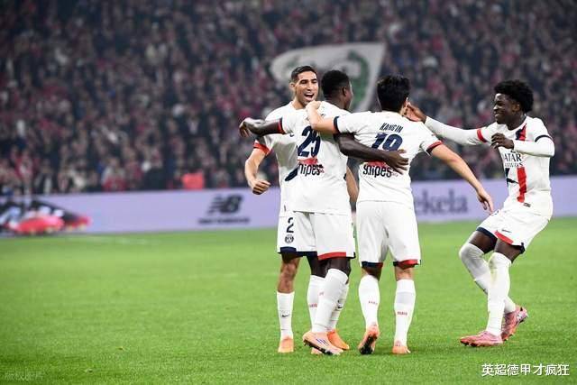 摩纳哥球员们在场上全力以赴 摩纳哥球员们在场上全力以赴