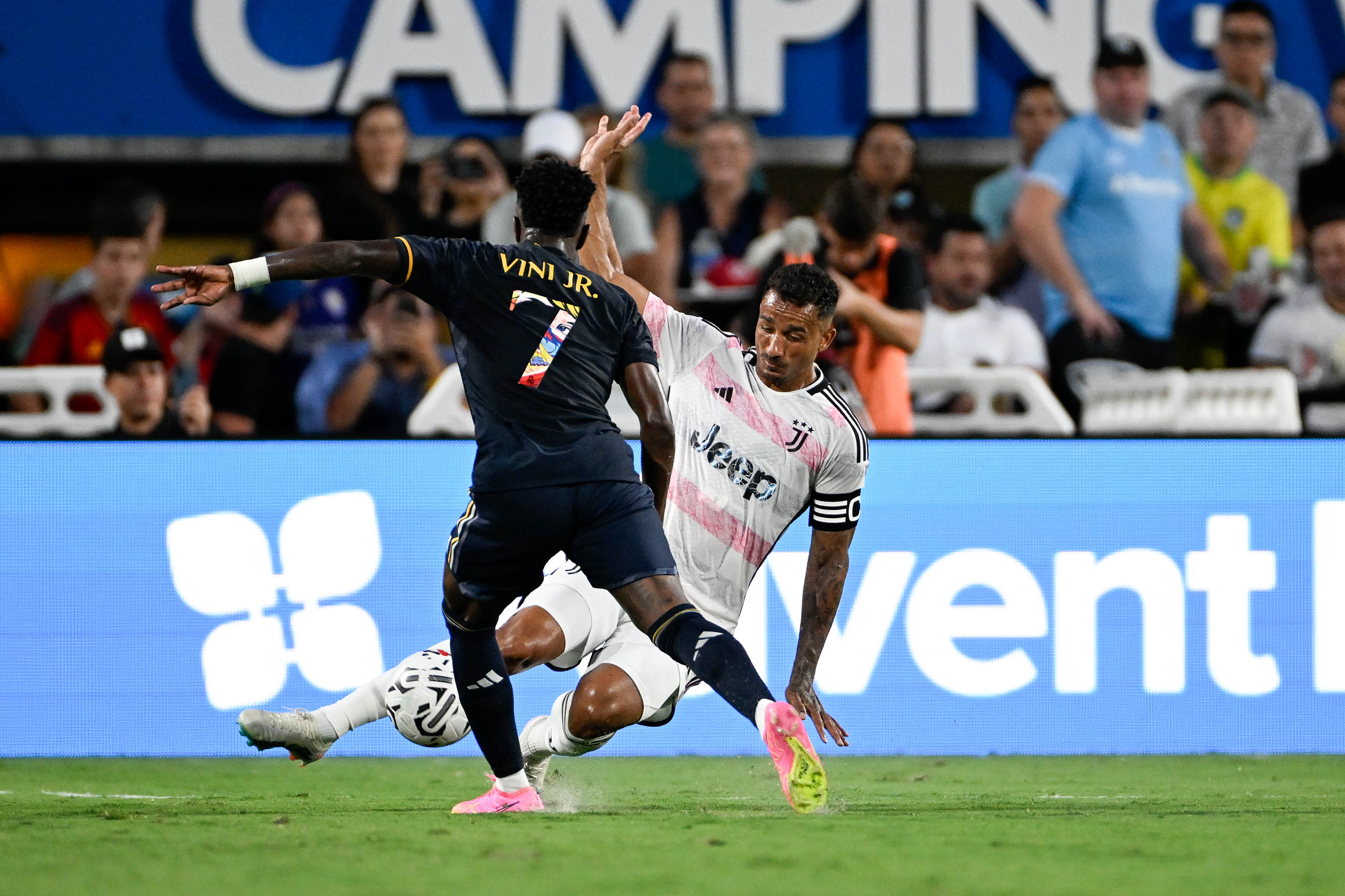 关于尤文图斯大获全胜，轻松晋级欧冠四分之一决赛的信息