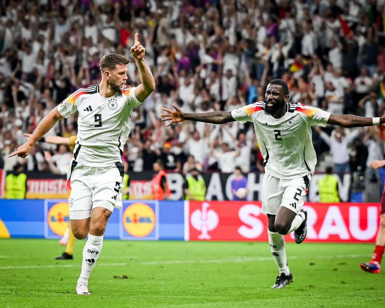 关于欧国联比赛苏格兰队实现惊天逆袭，球迷欢呼雀跃的信息