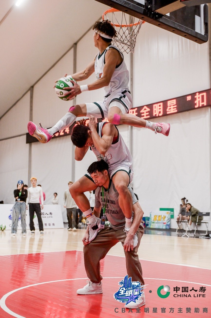 精彩犀利扣篮瞬间，球迷尖叫欢呼的简单介绍