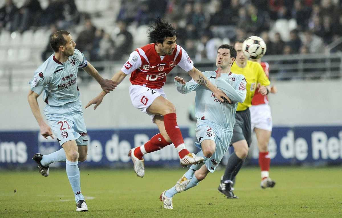 包含卡昂主场告捷，亚眠陷入连败的词条