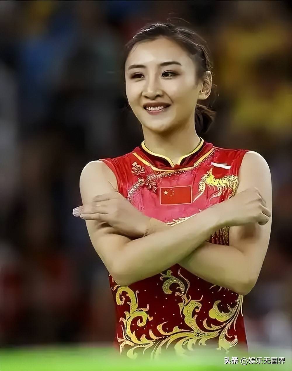 运动员身体横贯，表现出众耀眼