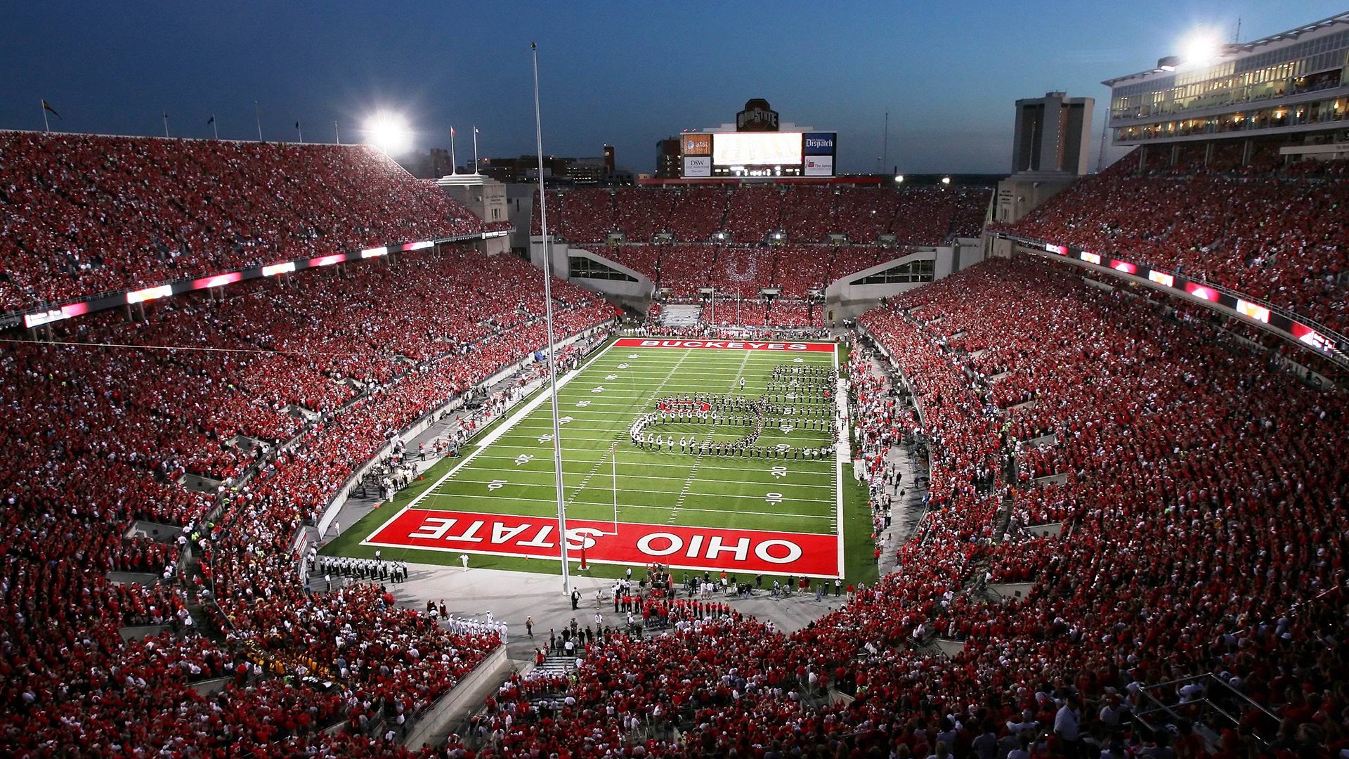 F1引擎的咆哮与姆巴佩的尖啸,当速度在街道之夜同时定义两个世界